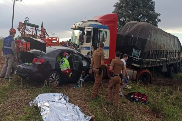 Mulher morre e outras duas pessoas ficam gravemente feridas após colisão de trânsito na BR-277