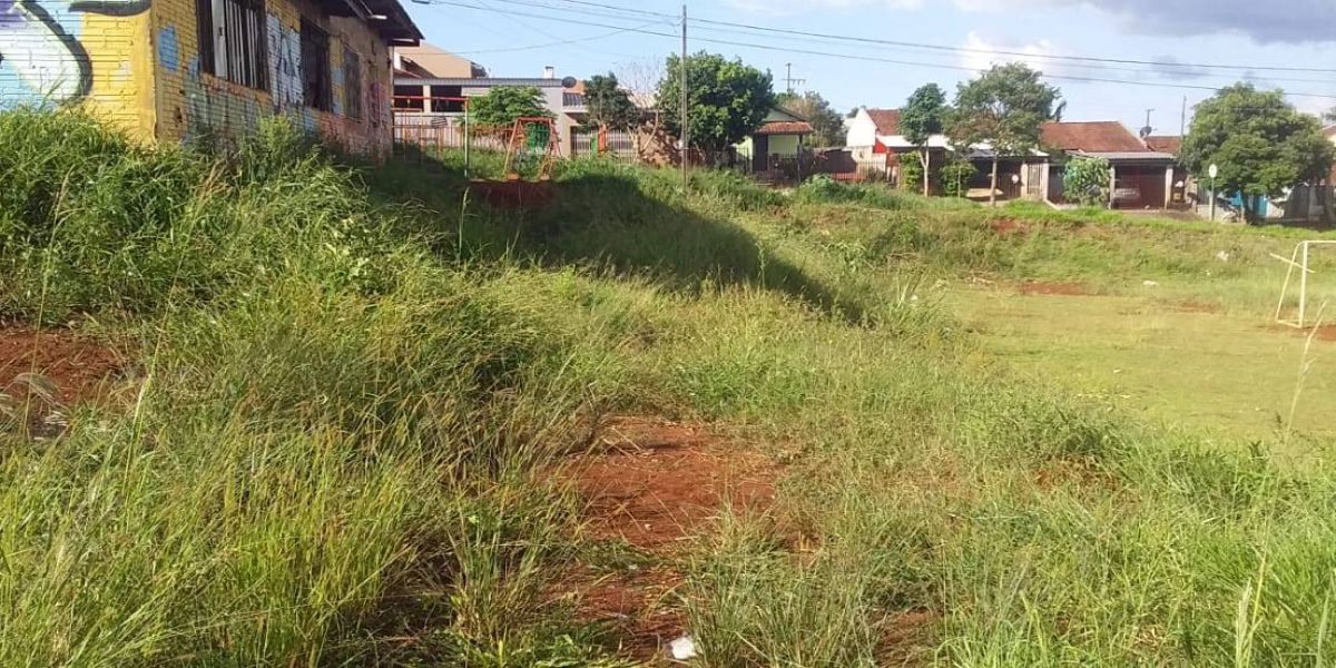 Mato alto ao lado de campo de futebol preocupa moradores do Loteamento Sanga Funda