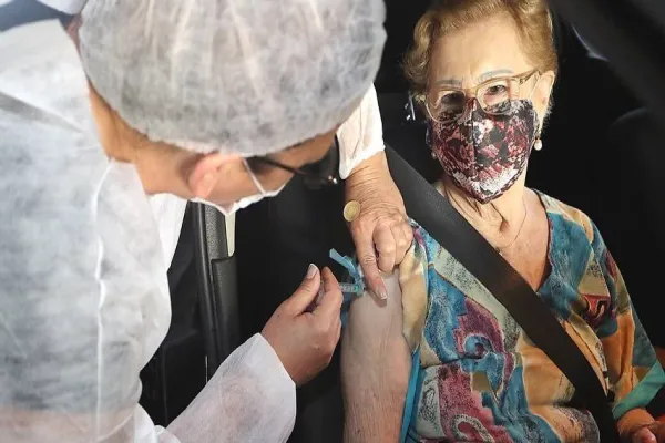 Foto relacionada a notícia: Saúde aplica todas as doses da vacina para idosos acima de 85 anos