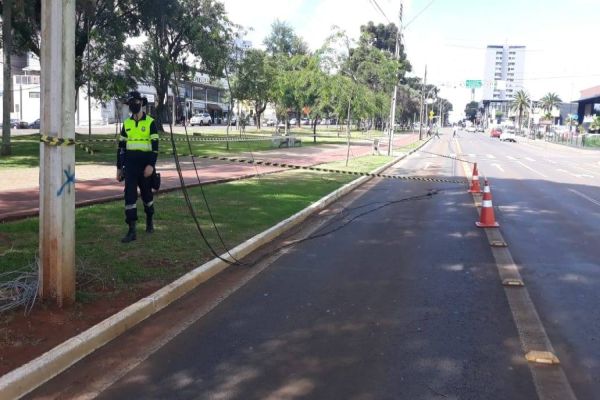 Atenção para trânsito lento na Avenida Brasil x Olavo Bilac, após rompimento de fios