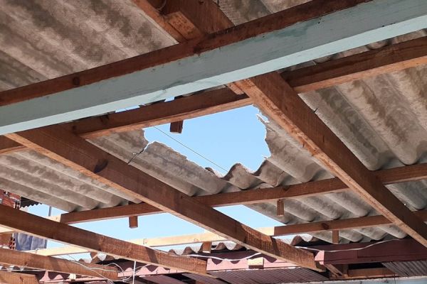 Imagem referente a notícia: Homem fica ferido após cair de telhado no Bairro Periolo