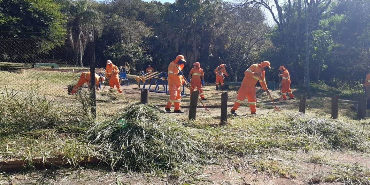 Após período de chuvas, Prefeitura intensifica limpeza e roçada em espaços públicos