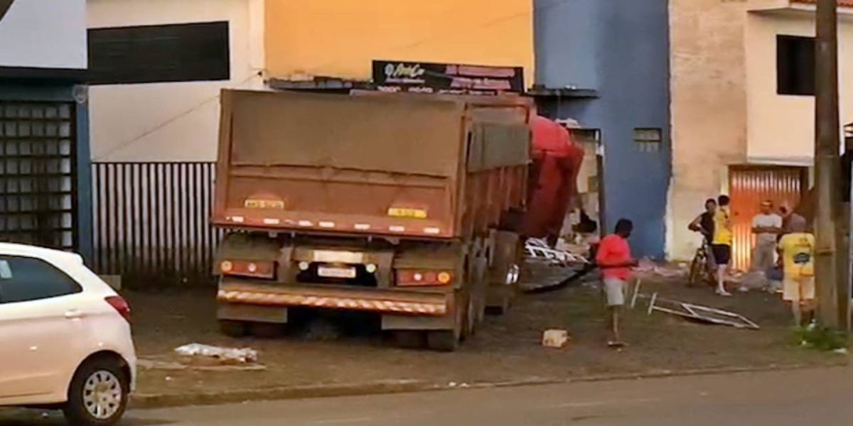 Caminhão desgovernado destrói fachada de comercio na Rua Cuiabá