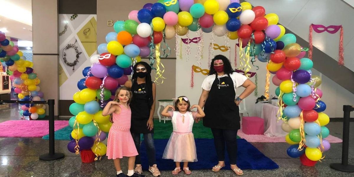 Bloco de Carnaval animou a noite dos clientes no Cascavel JL Shopping