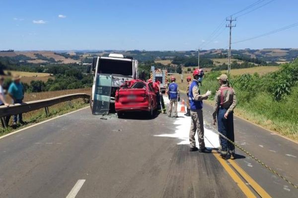 Imagem referente a notícia: Jovem morre em grave acidente entre carro e caminhão, na PR 566