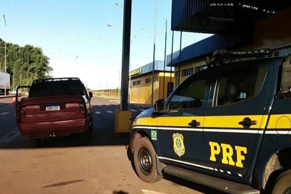 Imagem referente a notícia: PRF e PM recuperam camionete de Cascavel poucas horas após o roubo e prendem dois suspeitos