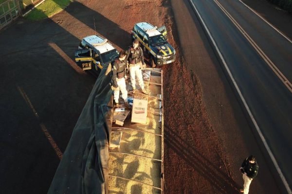 Imagem referente a notícia: PRF apreende R$ 3 milhões em cigarros contrabandeados em Mercedes (PR)