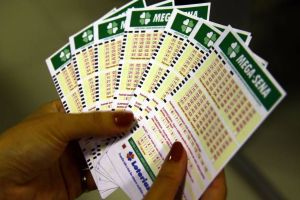 Imagem referente à notícia: Mega-Sena acumula e prêmio pode chegar a R$ 42 milhões