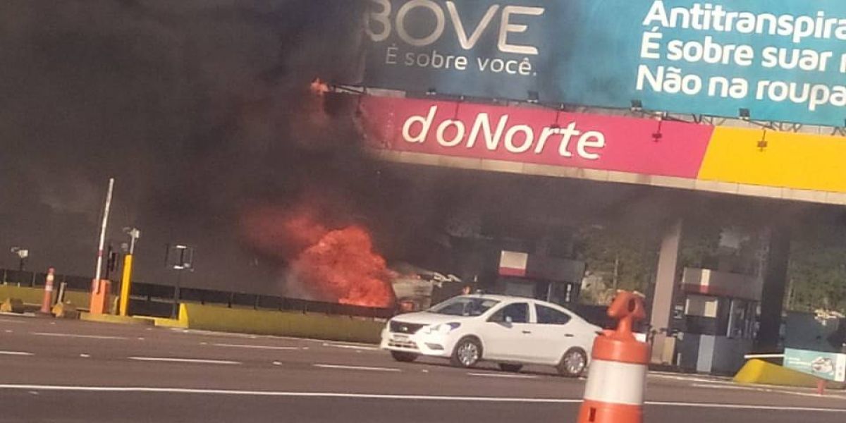 Homem morre após caminhão bater em pilar e pegar fogo em praça de pedágio na BR-277
