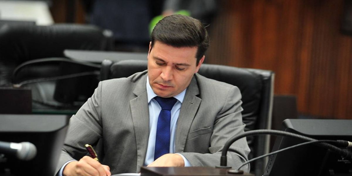 Arilson pede informações sobre o cancelamento do concurso da Polícia Civil