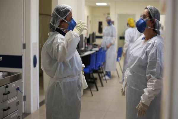 Bastidores da Covid-19: a rotina dos auxiliares de serviços gerais