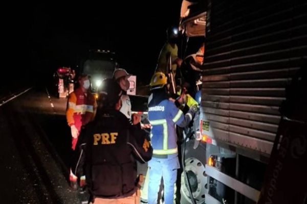 Caminhoneiro fica preso nas ferragens após acidente na BR 376, em Ponta Grossa
