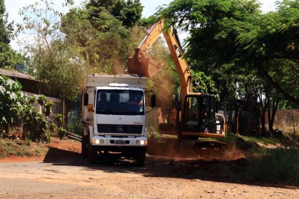 Imagem referente a notícia: Máquinas já trabalham na pavimentação do Lago Azul