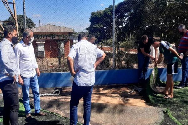 Professor Santello pede reforma na quadra de grama sintética de Juvinópolis