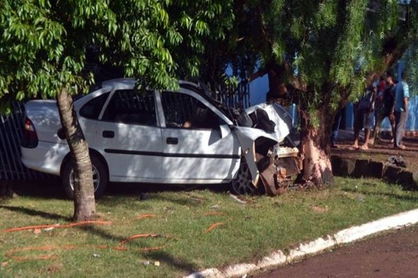 Homem morre após colidir Vectra contra árvore em Catanduvas