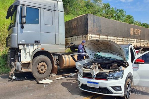 Colisão frontal entre carro e carreta deixa passageira ferida na BR 163, em Capitão