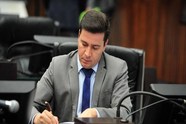 Arilson pede informações sobre o cancelamento do concurso da Polícia Civil