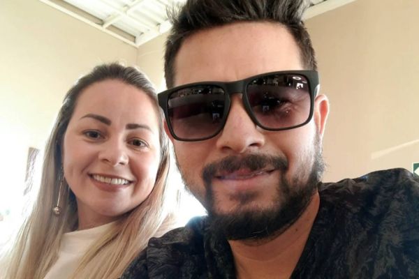 Homem acusado de matar esposa a facadas diante dos filhos é procurado pela polícia