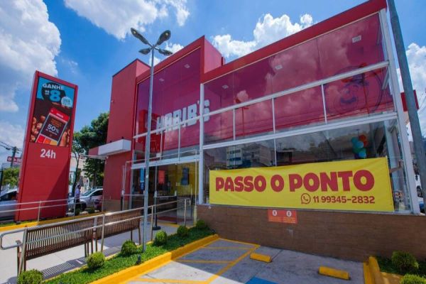 Habib’s coloca faixas de ‘passo o ponto’ e internautas questionam fechamento das lojas