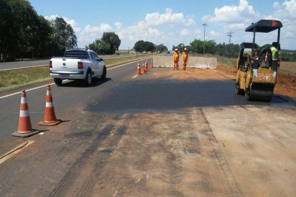 Serviço de drenagem é realizado na BR-277, em Sta. Terezinha de Itaipu