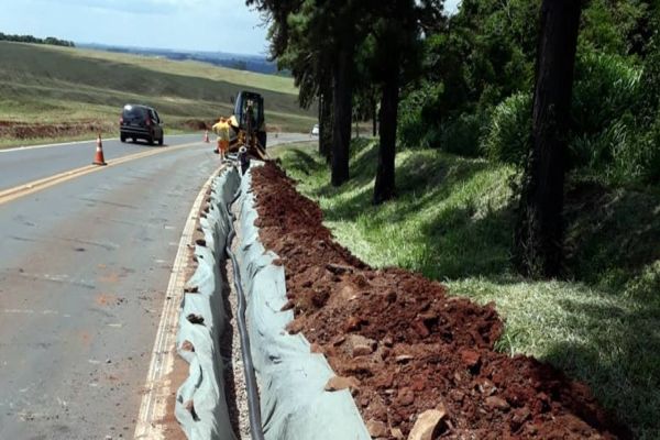 Ecocataratas executa obras de drenagem na PR-180, em Cascavel
