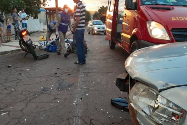 Imagem referente a notícia: Motociclista de 27 anos sofre laceração profunda na perna após colisão no Bairro Consolata