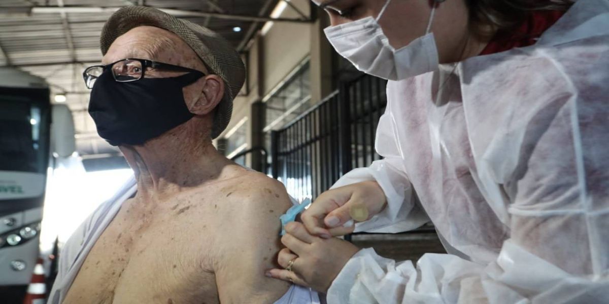 Cronograma de vacinação contra a Covid-19 recomeça nesta segunda (1)