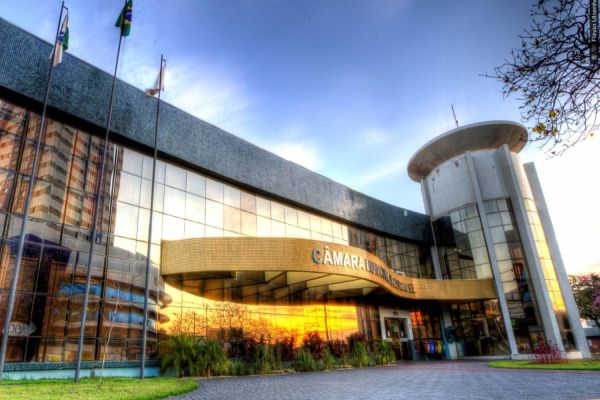 Câmara cancela sessões e altera modo de trabalho em razão do agravamento da Covid-19