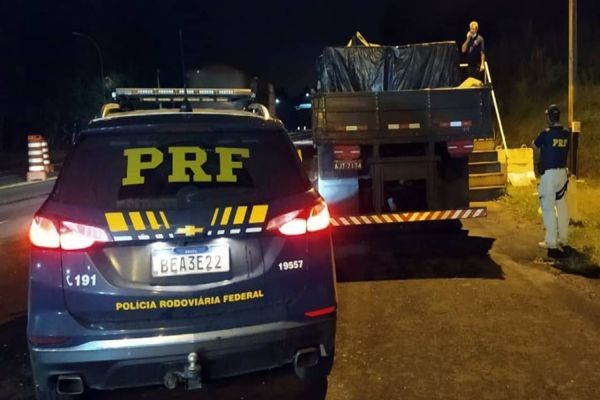 IRATI - PRF apreende R$ 1,5 milhão em vinhos importados no Paraná