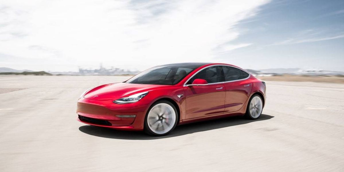 Tesla: vídeo mostra piloto automático evitando provável acidente