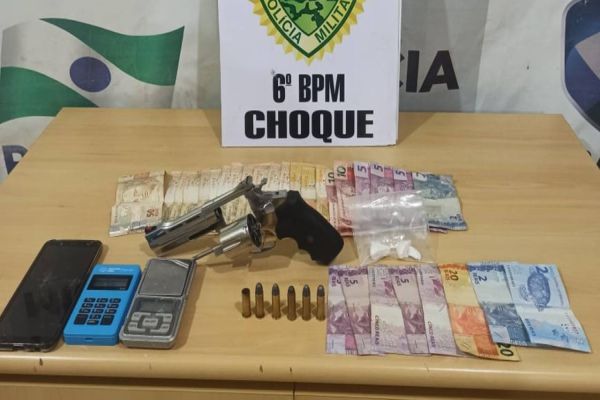 PM apreende indivíduos por porte ilegal de arma de fogo e tráfico de drogas no Esmeralda