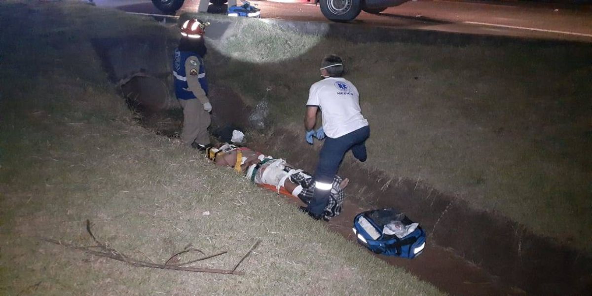 Motociclista de 28 anos sofre múltiplas fraturas após colisão frontal na marginal da BR-277