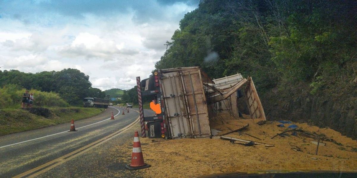 Caminhão carregado com soja tomba na BR 277 em Nova Laranjeiras