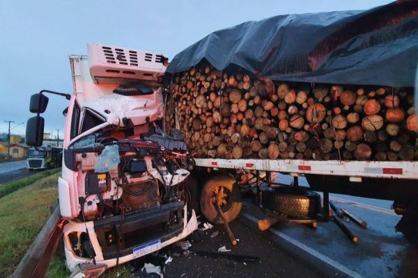 Três pessoas ficam feridas após caminhões batem de frente na BR-277 em Cascavel