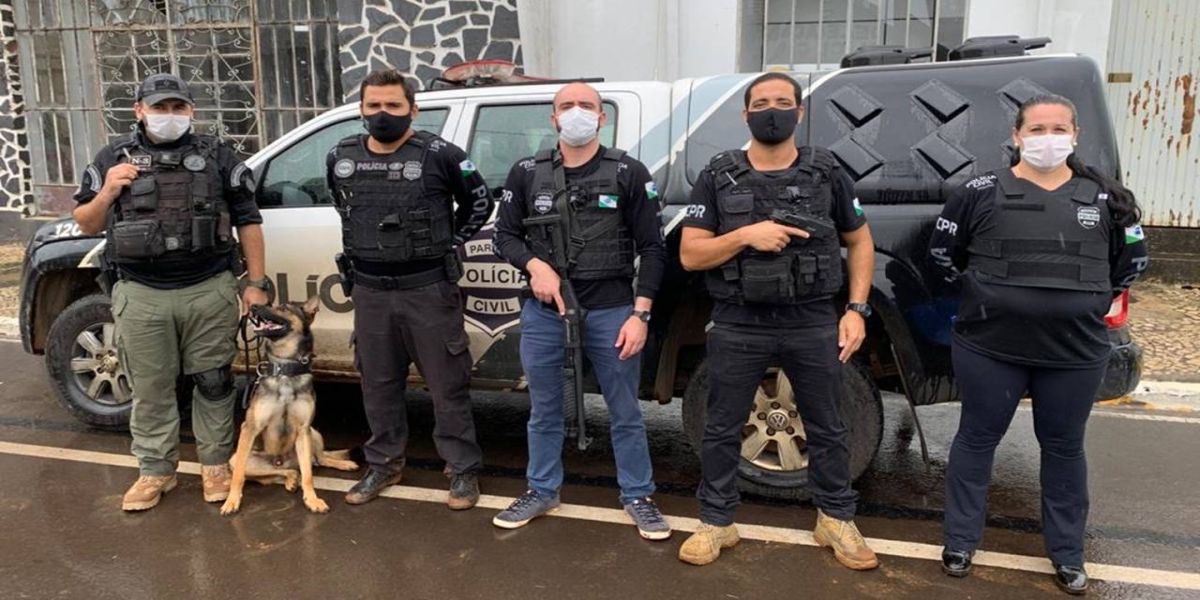 A Polícia Civil do Paraná com apoio do núcleo de Operações com cães fizeram buscas e apreensão