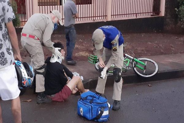 Ciclista fica ferido após ser atingido por automóvel na Avenida Corbélia