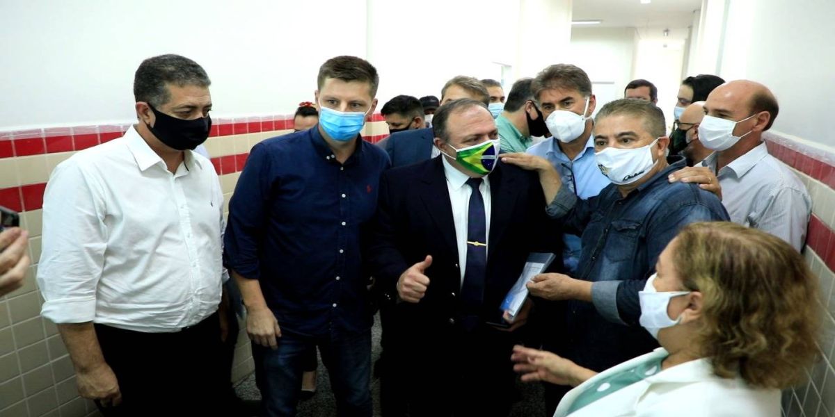 Apae entrega a Pazuello pedido para inserção de pessoas com deficiência no plano de vacinação