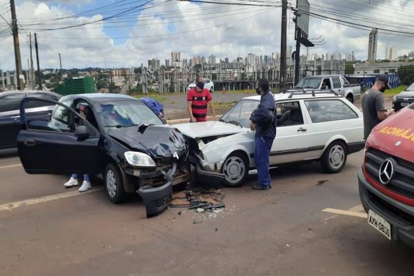 Imagem referente a notícia: Colisão de trânsito foi registrado no Bairro São Cristóvão em Cascavel