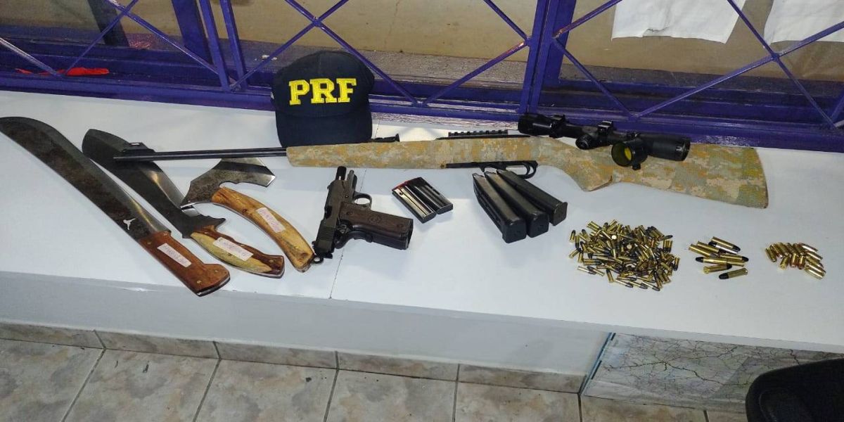 Durante atendimento de acidente, PRF apreende armas de fogo, armas brancas e munições