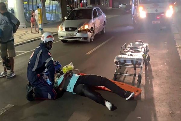 Homem sofre ferimentos leves após se envolver em colisão de trânsito na Avenida Brasil