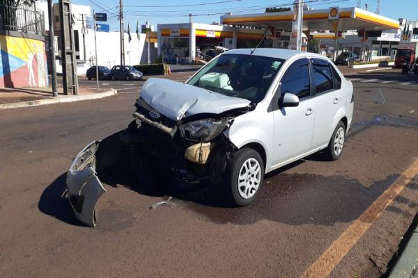 Imagem referente a notícia: Mulher fica ferida em colisão de trânsito na Avenida Carlos Gomes