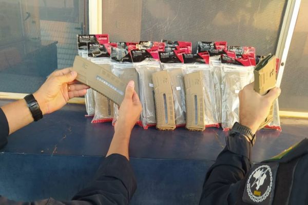 Imagem referente a notícia: PRF prende homem transportando 28 carregadores de fuzil no Paraná