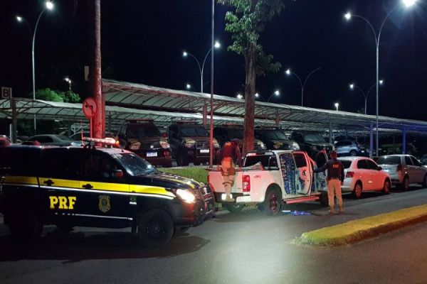 PRF apreende 26 mil maços de cigarro e recupera veículo em propriedade rural em Matelândia