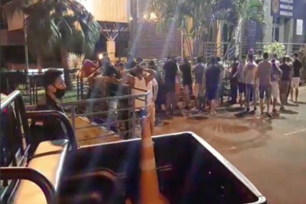 Mais de 100 brasileiros são presos "festejando" em bar de Ciudad del Este