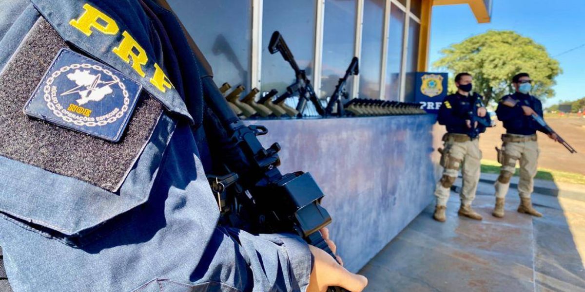 PRF apreende 2 fuzis, 31 pistolas e 62 carregadores em compartimento oculto de veículo em São Miguel