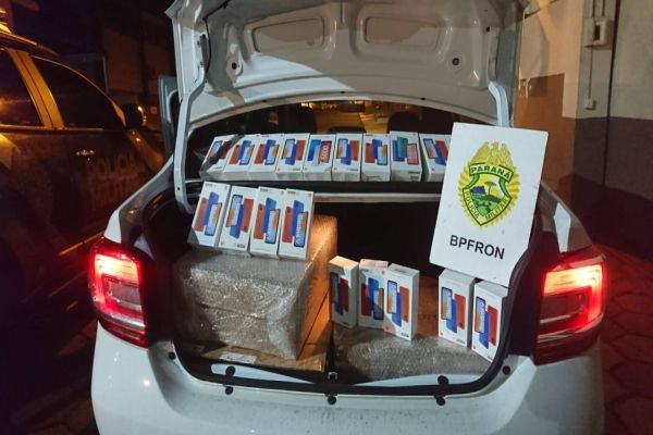 Imagem referente a notícia: BPFRON apreende carro carregado com produtos estrangeiros em São Miguel do Iguaçu