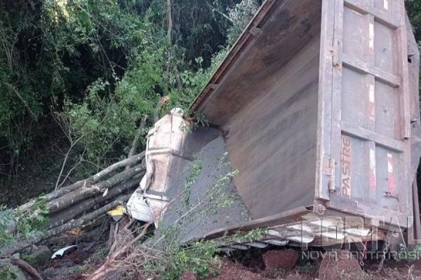 Por falta de freio caminhão de Marechal Rondon sai da pista e cai em barranco em Toledo