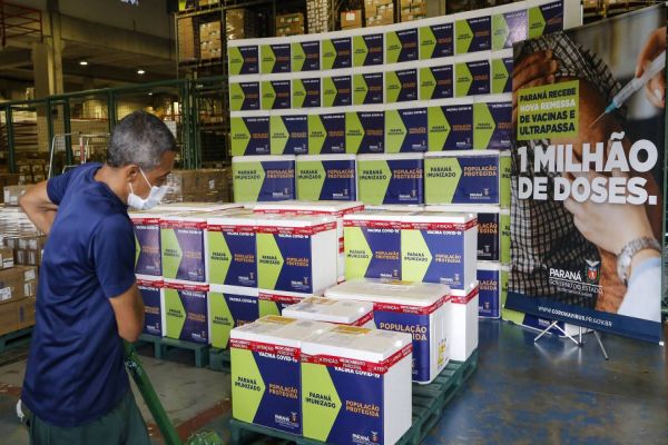 Paraná distribui novo lote e começa a vacinar idosos com mais de 75 anos