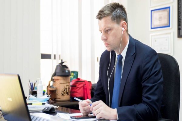 Pedro Sampaio pede que profissionais de educação física sejam incluídos na vacinação