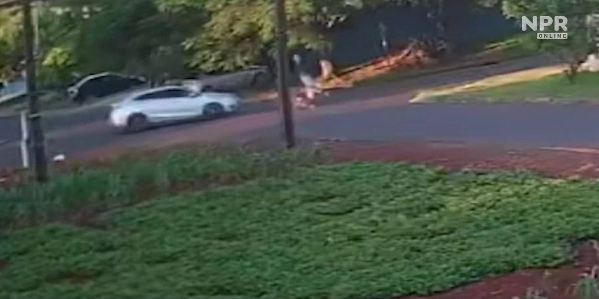Câmera de segurança registra o momento exato de colisão entre moto e carro no Bairro Cataratas